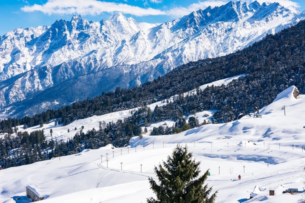 mussoorie-gets-its-first-snowfall-of-the-season-along-with-uttarakhands-high-altitude-areas